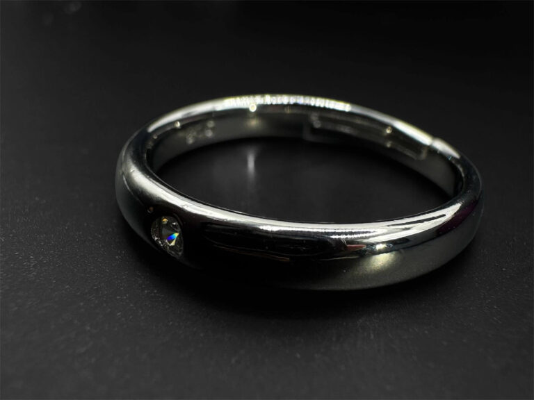 Anillo de compromiso de plata ley .925 modelo Orfeo con una moissanita redonda brillante y aro minimalista.