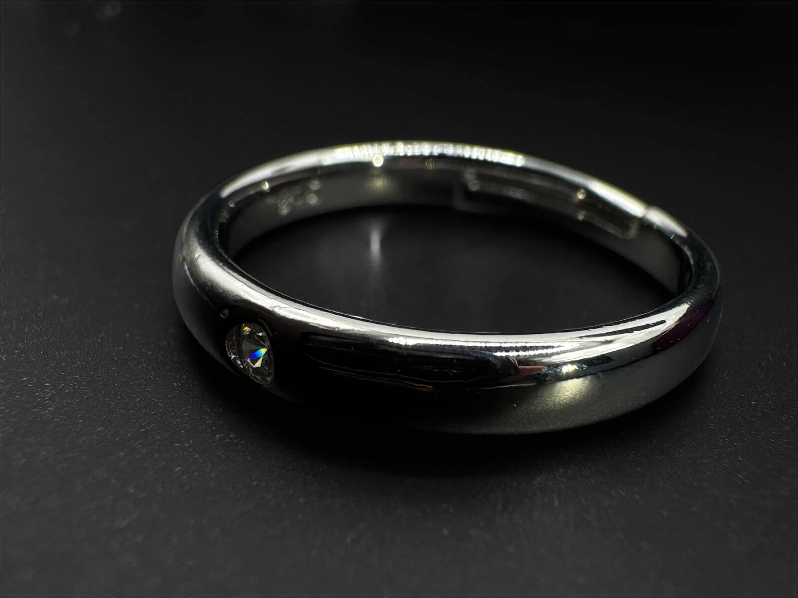 Anillo de compromiso de plata ley .925 modelo Orfeo con una moissanita redonda brillante y aro minimalista.