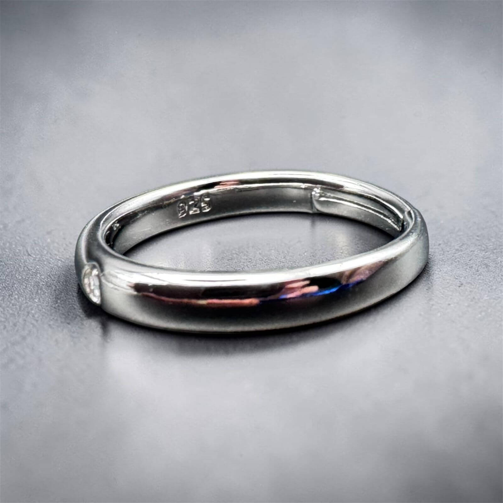 Anillo de compromiso de plata ley .925 modelo Orfeo con una moissanita redonda brillante y aro minimalista.