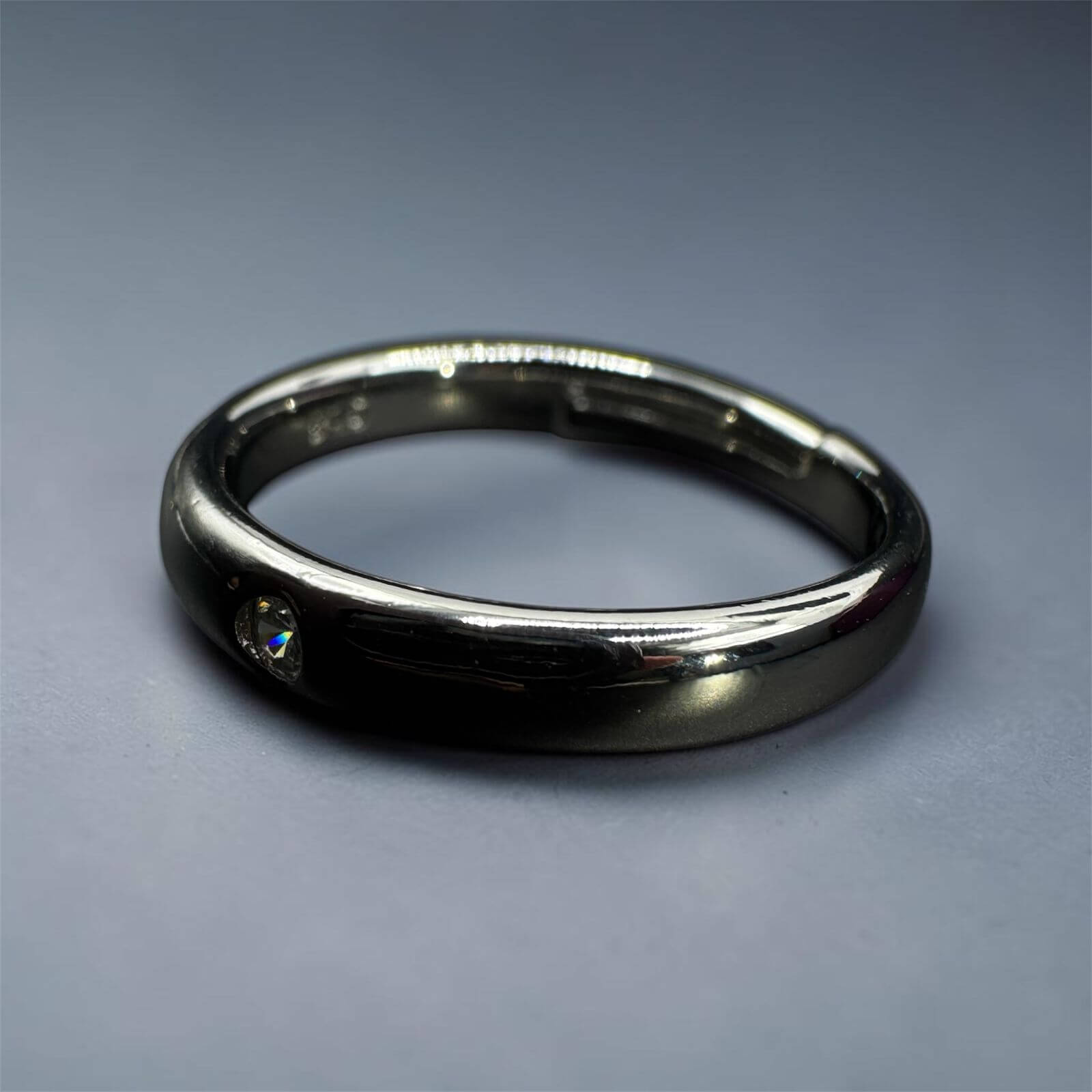 Anillo de compromiso de plata ley .925 modelo Orfeo con una moissanita redonda brillante y aro minimalista.